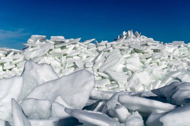 donmuş gölün buz kütleleri ve mavi gökyüzü yığını ile kaplı. Letonya, kış