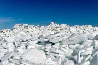 donmuş gölün buz kütleleri ve mavi gökyüzü yığını ile kaplı. Letonya, kış