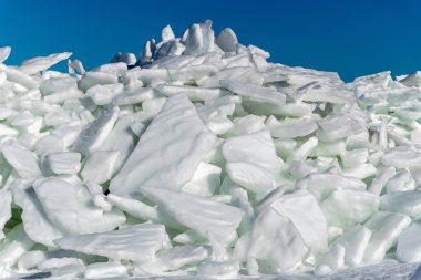 donmuş gölün buz kütleleri ve mavi gökyüzü yığını ile kaplı. Letonya, kış