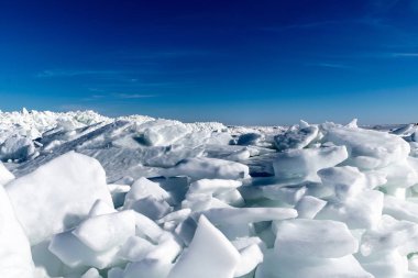 donmuş gölün buz kütleleri ve mavi gökyüzü yığını ile kaplı. Letonya, kış