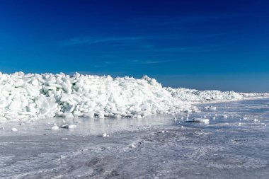 donmuş gölün buz kütleleri ve mavi gökyüzü yığını ile kaplı. Letonya, kış