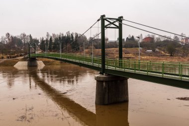 Bauska şehir, Letonya ayrıntılarda metal yaya köprüsü. Soyut doku ve bulutlu bahar günü satırları