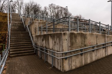 Bauska şehir, Letonya ayrıntılarda metal yaya köprüsü. Soyut doku ve bulutlu bahar günü satırları