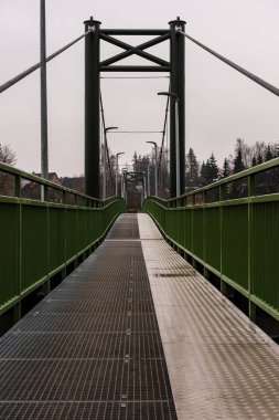 Bauska şehir, Letonya ayrıntılarda metal yaya köprüsü. Soyut doku ve bulutlu bahar günü satırları