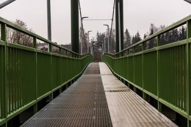 Bauska şehir, Letonya ayrıntılarda metal yaya köprüsü. Soyut doku ve bulutlu bahar günü satırları