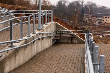 Bauska şehir, Letonya ayrıntılarda metal yaya köprüsü. Soyut doku ve bulutlu bahar günü satırları