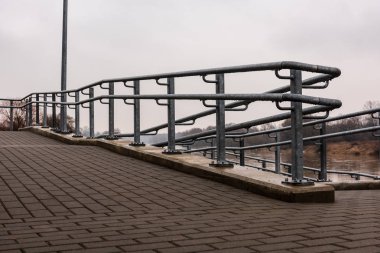 Bauska şehir, Letonya ayrıntılarda metal yaya köprüsü. Soyut doku ve bulutlu bahar günü satırları