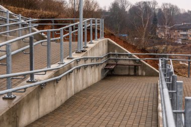 Bauska şehir, Letonya ayrıntılarda metal yaya köprüsü. Soyut doku ve bulutlu bahar günü satırları