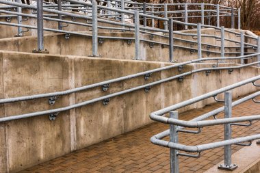 Bauska şehir, Letonya ayrıntılarda metal yaya köprüsü. Soyut doku ve bulutlu bahar günü satırları