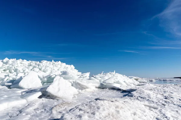 Lago Ghiacciato Coperto Catasta Banchi Ghiaccio Cielo Blu Latvia Inverno — Foto Stock