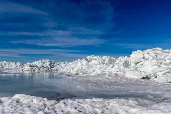 Lacul Înghețat Acoperit Teanc Flori Gheață Cer Albastru Latvia Iarna — Fotografie, imagine de stoc