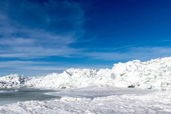 Lago Ghiacciato Coperto Catasta Banchi Ghiaccio Cielo Blu Latvia Inverno — Foto Stock