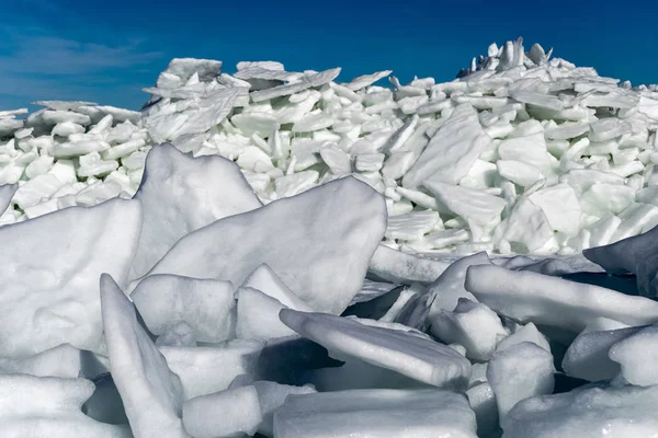 Lago Ghiacciato Coperto Catasta Banchi Ghiaccio Cielo Blu Latvia Inverno — Foto Stock