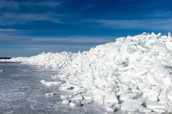 Lago Ghiacciato Coperto Catasta Banchi Ghiaccio Cielo Blu Latvia Inverno — Foto Stock