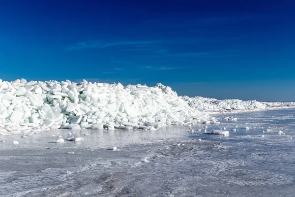 Lacul Înghețat Acoperit Teanc Flori Gheață Cer Albastru Latvia Iarna — Fotografie, imagine de stoc