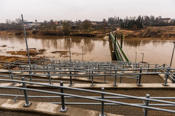 Bauska şehir, Letonya ayrıntılarda metal yaya köprüsü. Soyut doku ve bulutlu bahar günü satırları