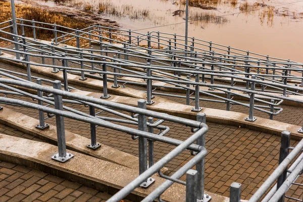 Bauska şehir, Letonya ayrıntılarda metal yaya köprüsü. Soyut doku ve bulutlu bahar günü satırları