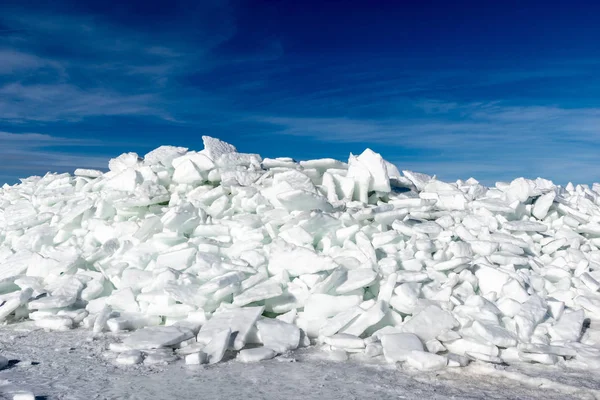 donmuş gölün buz kütleleri ve mavi gökyüzü yığını ile kaplı. Letonya, kış