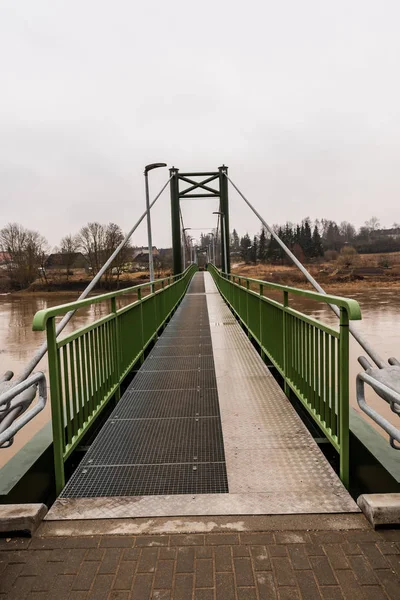 バウスカ都市 ラトビアの詳細は金属の歩行者専用橋 抽象的なテクスチャと春の曇り日で行 — ストック写真