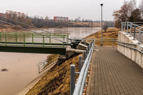 Bauska şehir, Letonya ayrıntılarda metal yaya köprüsü. Soyut doku ve bulutlu bahar günü satırları