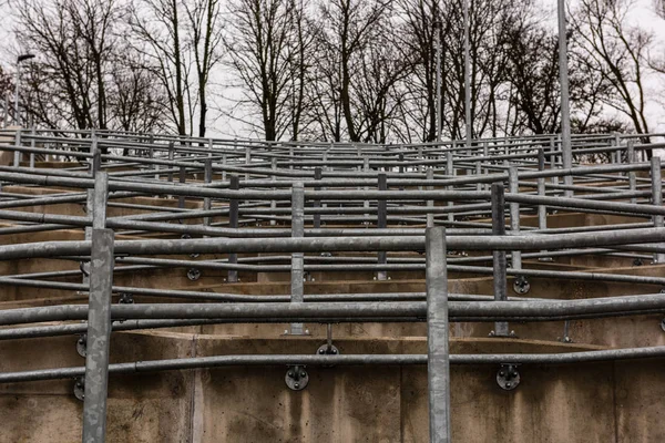 Szczegóły Metalowa Kładka Dla Pieszych Mieście Bauska Łotwa Streszczenie Tekstura — Zdjęcie stockowe