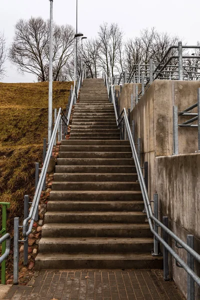 Bauska şehir, Letonya ayrıntılarda metal yaya köprüsü. Soyut doku ve bulutlu bahar günü satırları