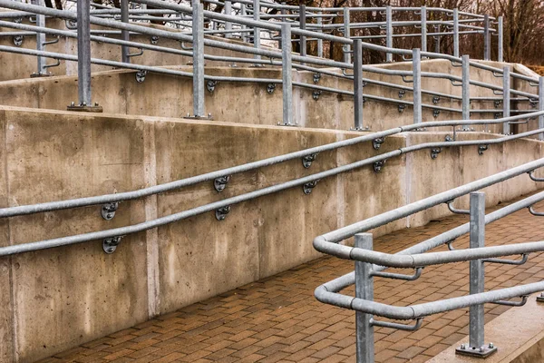 Bauska şehir, Letonya ayrıntılarda metal yaya köprüsü. Soyut doku ve bulutlu bahar günü satırları