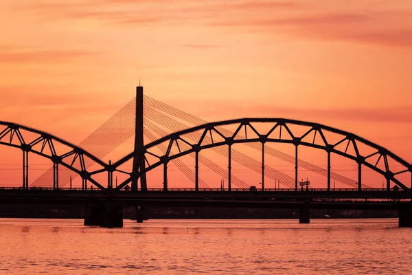 Ferrovia Metallo Ponte Silhouette Sul Fiume Daugava Riga Lettonia Rosso — Foto Stock