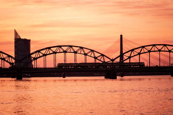 Kolejowe Sylwetka Metalowy Most Nad Rzeką Dźwiną Rydze Ciemny Czerwony — Zdjęcie stockowe