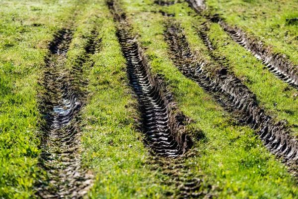 Huellas Neumáticos Tractor Hierba Verde Barro Primavera —  Fotos de Stock