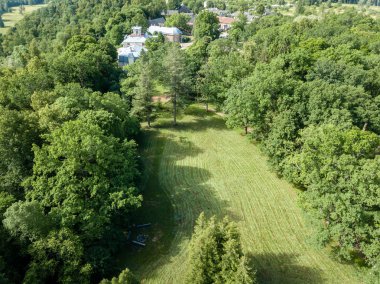 Drone görüntü. alanları ve bulutlu bahar günü ormanlarda kırsal alan hava görünümünü. Letonya