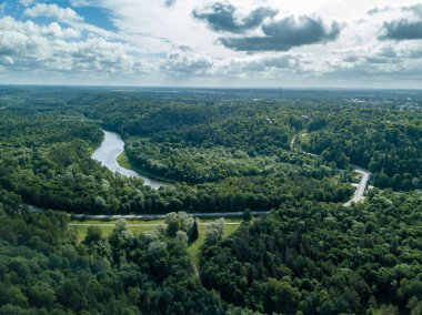 drone görüntü. kırsal alanın üzerinde dramatik bulutlar ile havadan görünümü