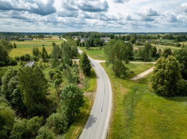 drone görüntü. alanlar ve karayolu ağı ile kırsal alan hava görünümünü. Letonya