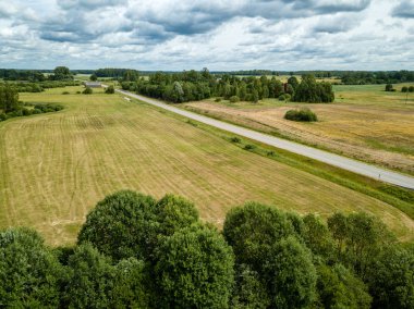 drone görüntü. alanlar ve karayolu ağı ile kırsal alan hava görünümünü. Letonya