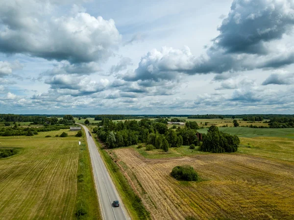 drone görüntü. alanları ve yol şebeke ile kırsal bölgenin havadan görünümü