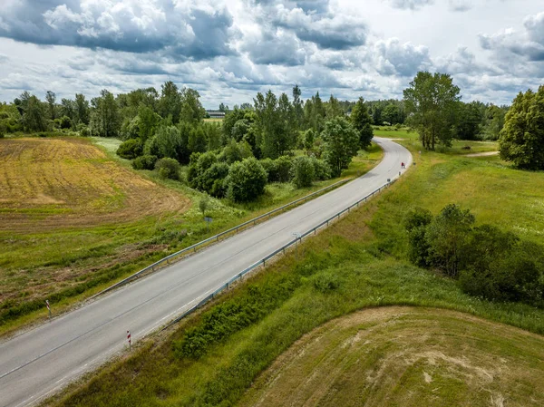 drone görüntü. alanlar ve karayolu ağı ile kırsal alan hava görünümünü. Letonya