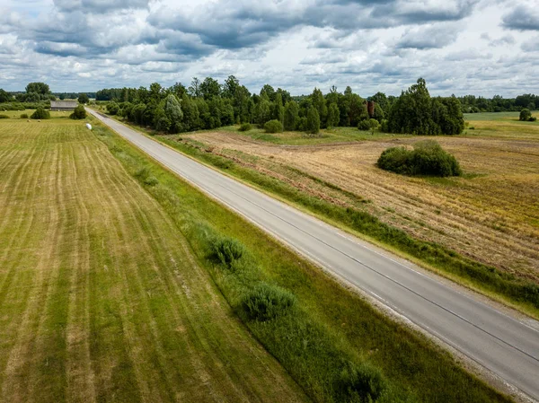 drone görüntü. alanlar ve karayolu ağı ile kırsal alan hava görünümünü. Letonya