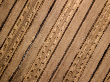 drone görüntü. kırsal alan havadan görünümü çim yakıt hücreleri geliştirme ve Letonya depolama alanları ile