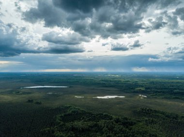 drone görüntü. havadan görünümü ve yaz günü bulutlarda şiddetli yağmur altında yollar ile kırsal alan. Letonya