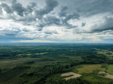 drone görüntü. havadan görünümü ve yaz günü bulutlarda şiddetli yağmur altında yollar ile kırsal alan. Letonya
