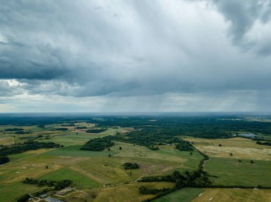 drone görüntü. havadan görünümü ve yaz günü bulutlarda şiddetli yağmur altında yollar ile kırsal alan. Letonya