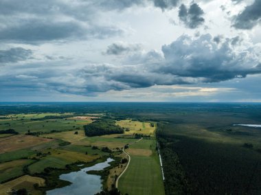 drone görüntü. havadan görünümü ve yaz günü bulutlarda şiddetli yağmur altında yollar ile kırsal alan. Letonya