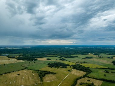 drone görüntü. havadan görünümü ve yaz günü bulutlarda şiddetli yağmur altında yollar ile kırsal alan. Letonya
