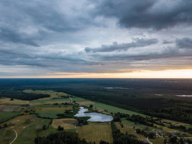 drone görüntü. havadan görünümü ve ağır ve karanlık dramatik yağmur bulutları yaz gün altında yollar ile kırsal alan. gece fotoğraf. Letonya