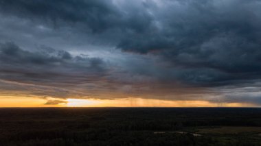 drone görüntü. havadan görünümü ve ağır ve karanlık dramatik yağmur bulutları yaz gün altında yollar ile kırsal alan. gece fotoğraf. Letonya