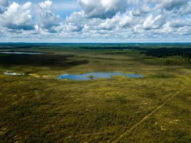 drone görüntü. havadan görünümü ve yaz günü bulutlarda şiddetli yağmur altında yollar ile kırsal alan. Letonya
