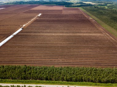 drone görüntü. kırsal alan havadan görünümü çim yakıt hücreleri geliştirme ve Letonya depolama alanları ile