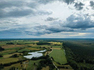 drone görüntü. havadan görünümü ve yaz günü bulutlarda şiddetli yağmur altında yollar ile kırsal alan. Letonya