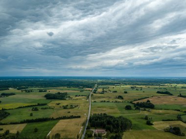 drone görüntü. havadan görünümü ve yaz günü bulutlarda şiddetli yağmur altında yollar ile kırsal alan. Letonya