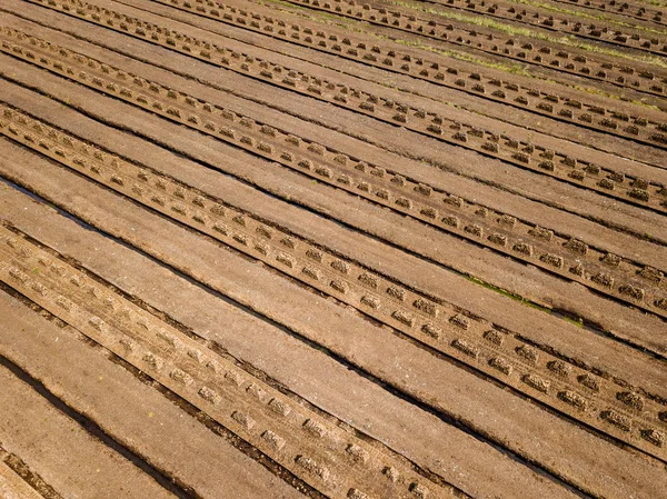 ドローンのイメージ 芝燃料電池開発とラトビアのストレージの分野で農村地域の航空写真 — ストック写真
